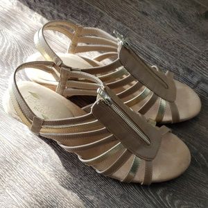 Aerosoles Gold/Tan Zip Wedges